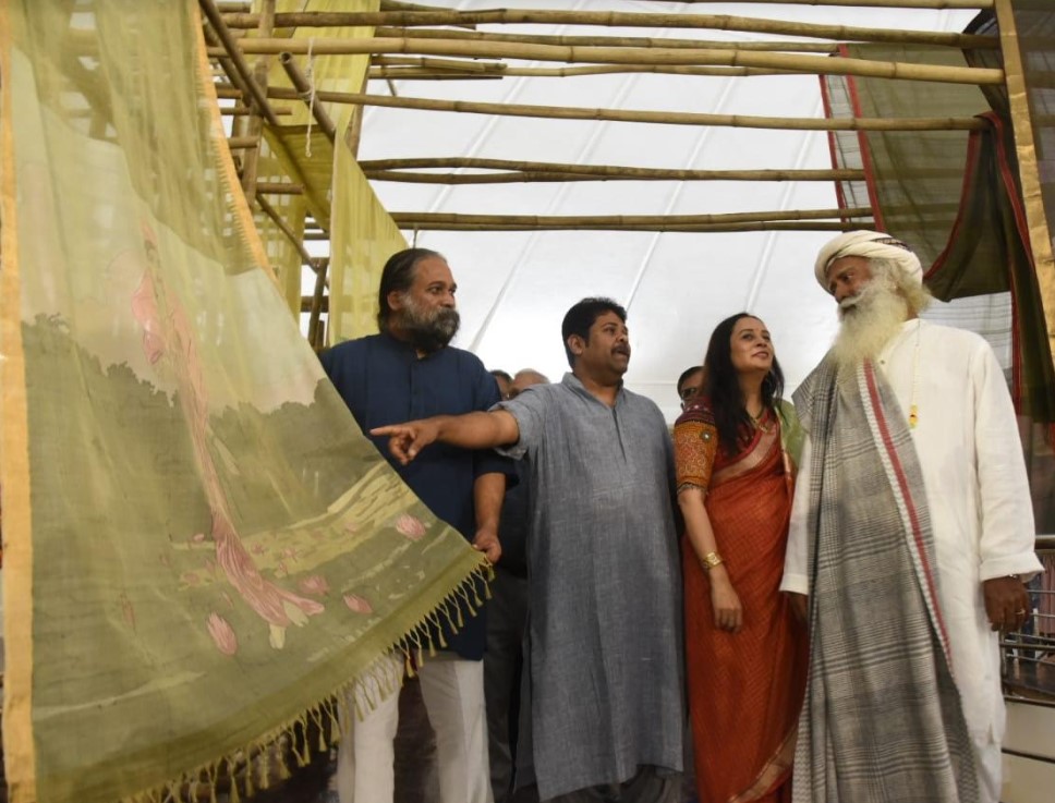 Watch Sadhguru Jaggi Vasudev in Awe of Gaurang's Khadi